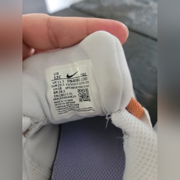 Nike White and Green Sneakers for Active Lifestyle - Picture 4 of 5